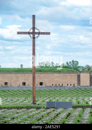 Crucifix et tombes dans le Cimetière national hors de Theresienstadt Malá pevnost petite forteresse Nazi concentration camp Terezin République tchèque. Banque D'Images