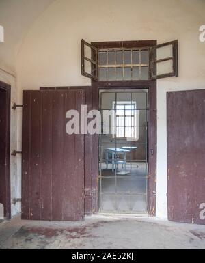 Portes de cellules aux cellules de prison dans Theresienstadt Malá pevnost petite forteresse Nazi concentration camp Terezin République tchèque. Banque D'Images