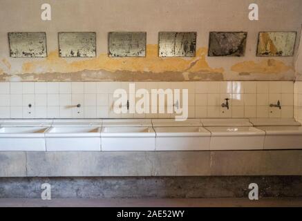 Rangée de robinets et de lavabos dans la salle de lavage à Theresienstadt Malá pevnost petite forteresse Nazi concentration camp Terezin République tchèque. Banque D'Images