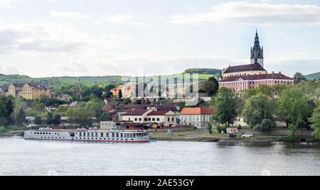 Bateau de croisière en ferry et cathédrale catholique romaine de Saint-Étienne à côté de la rivière Elbe à Litomerice en République tchèque. Banque D'Images