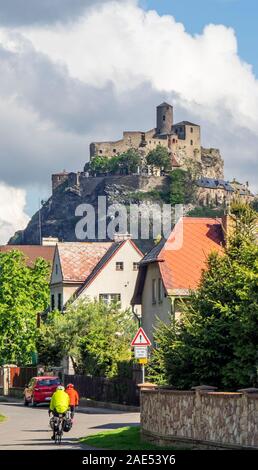 Deux cyclistes à vélo sur la piste cyclable Elbe itinéraire Eurovelo route 7 le long de la rivière Elbe à vélo vers le château de Střekov République tchèque. Banque D'Images