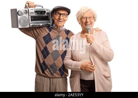 Vieille Femme tenant un microphone et un homme âgé avec une boombox radio isolé sur fond blanc Banque D'Images