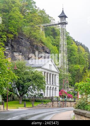 Historique Bad Schandau ascenseur cadre en acier truss tour dans la ville thermale Bad Schandau Saxe Allemagne. Banque D'Images