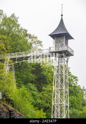 Historique Bad Schandau ascenseur cadre en acier truss tour dans la ville thermale Bad Schandau Saxe Allemagne. Banque D'Images