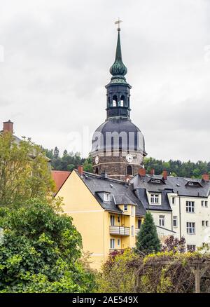 Tour de l'horloge et flèche de l'église Saint-Johannis dans la ville thermale Bad Schandau Saxe Allemagne. Banque D'Images