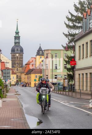 Cyclistes à vélo sur la piste cyclable Elbe parcours Eurovelo route 7 à travers la station thermale Bad Schandau Saxe Allemagne. Banque D'Images
