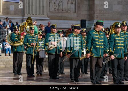 Les musiques militaires hongrois par groupe en face de la basilique Saint-Étienne à Budapest, Hongrie Banque D'Images