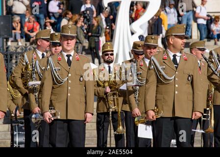 Les musiques militaires hongrois par groupe en face de la basilique Saint-Étienne à Budapest, Hongrie Banque D'Images