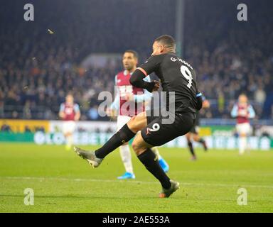 3 décembre 2019, Turf Moor, Burnley, en Angleterre, Premier League, Burnley v Manchester City : Gabriel Jésus (09) de Manchester City tire de marquer le premier but à la 24e minute, 0-1 pour City Crédit : Conor Molloy/News Images Banque D'Images