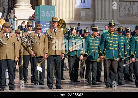 Les musiques militaires hongrois par groupe en face de la basilique Saint-Étienne à Budapest, Hongrie Banque D'Images