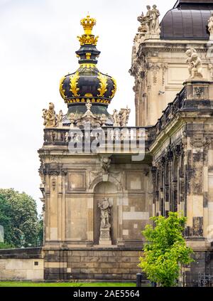 Doré Baroque Kronentor passerelle de la Couronne à la Dresdner Zwinger Dresde Saxe Allemagne. Banque D'Images