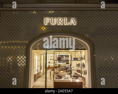 Vienne, Autriche - le 6 novembre 2019 : logo Furla devant leur boutique principale de Vienne. Furla est un luxe Fashion designer, fabricant et la vente au détail Banque D'Images