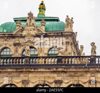 Dresdner Zwinger Baroque statues et sculptures sur le toit au-dessus de la galerie Galerie des vieux maîtres Dresde Saxe Allemagne. Banque D'Images