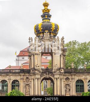 Doré Baroque Kronentor passerelle de la Couronne à la Dresdner Zwinger Dresde Saxe Allemagne. Banque D'Images