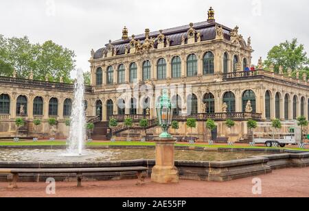 Étang et fontaine en face de la Dresdner Baroque galerie Zwinger abritant le Cabinet Royal d'instruments mathématiques et physiques Dresde Saxe Allemagne. Banque D'Images