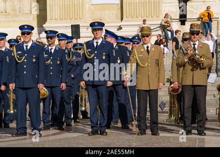 Les musiques militaires hongrois par groupe en face de la basilique Saint-Étienne à Budapest, Hongrie Banque D'Images