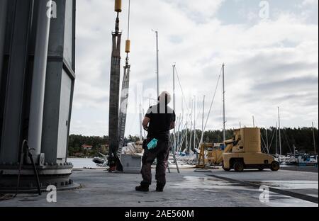 Technicien mécanicien de marine déménagement Location de bateaux dans un port de plaisance Banque D'Images