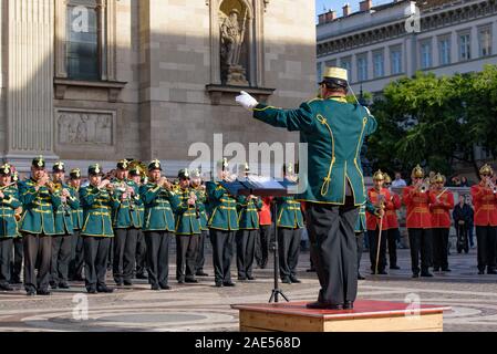 Les musiques militaires hongrois par groupe en face de la basilique Saint-Étienne à Budapest, Hongrie Banque D'Images