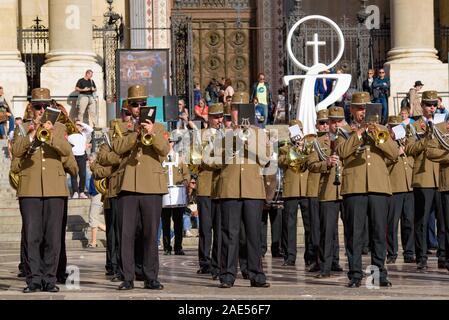 Les musiques militaires hongrois par groupe en face de la basilique Saint-Étienne à Budapest, Hongrie Banque D'Images