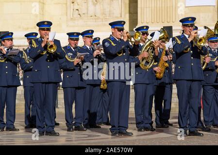 Les musiques militaires hongrois par groupe en face de la basilique Saint-Étienne à Budapest, Hongrie Banque D'Images