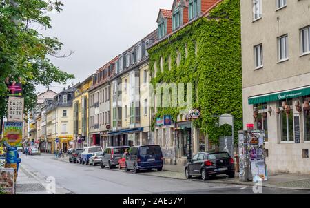 Paysage d'Alaunstrasse avec bâtiment avec jardin vertical en Saxe Dresde Neustadt Allemagne. Banque D'Images