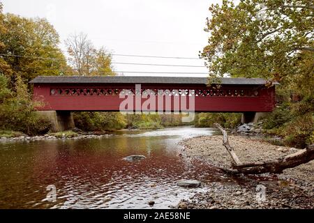 Burt Henry Covered Bridge lors d'une journée froide d'automne dans la ville de Bennington, dans le Vermont, en Nouvelle-Angleterre. Vermont, États-Unis Banque D'Images