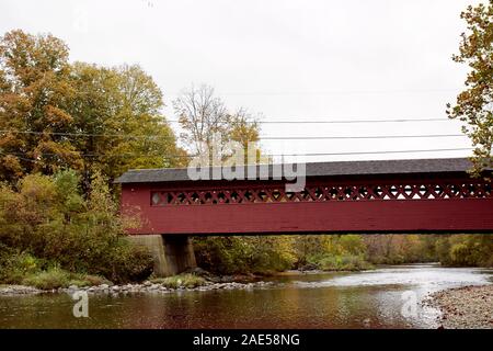 Burt Henry Covered Bridge lors d'une journée froide d'automne dans la ville de Bennington, dans le Vermont, en Nouvelle-Angleterre. Vermont, États-Unis Banque D'Images