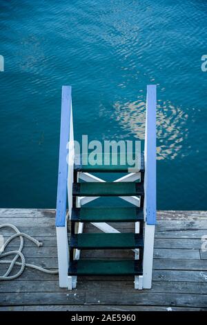 Escaliers de bois sur le pont d'un bateau-ferry Banque D'Images