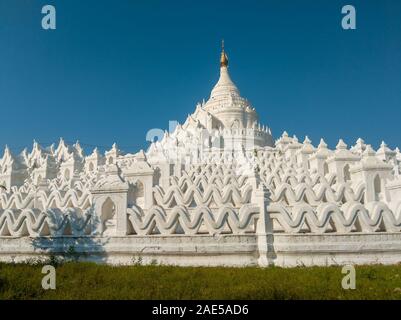 La Pagode Hsinbyume, blanchis, un temple bouddhiste circulaire dans le canton de Mingun, près de Mandalay au Myanmar (ancienne Birmanie) Banque D'Images