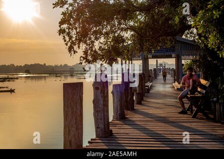 Mandalay, Myanmar - Sept 2019 : Les sections locales de l'exercice dans le lever du soleil sur l'ancien pont en teck U Bein qui s'étend sur le lac Taungthaman à Amarapura, près de Mandalay au Myanmar (anciennement appelé Birmanie) Banque D'Images