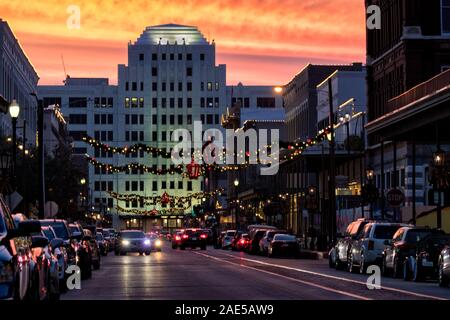 Le centre-ville de Galveston, lumières de Noël sur le fond de ciel coucher de soleil Banque D'Images