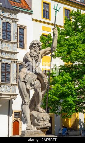 Statue en pierre de Neptune dans la fontaine et Schöner Erkerin oriel baie fenêtre cour du Château Hartenfels Altstadt Torgau Saxe Allemagne. Banque D'Images