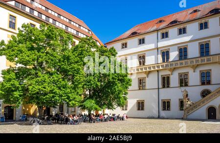 Dîner en plein air à l'ombre d'un arbre dans la cour du château Hartenfels Altstadt Torgau Saxe Allemagne. Banque D'Images