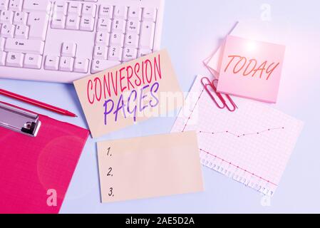 Pages de conversion de texte visible. Photo d'affaires mettant en valeur apparaît en réponse à un clic sur un moteur de recherche bleu papier bureau clavier de l'ordinateur hors tension Banque D'Images