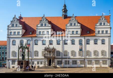 Statue de bronze luthéridenkmal de Martin Luther à Marktplatz en face de Rathaus Lutherstadt WittenbergSaxe-Anhalt Allemagne. Banque D'Images