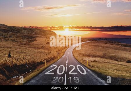 2020 et 2019 sur la route vide au coucher du soleil. Concepts du Nouvel An Banque D'Images