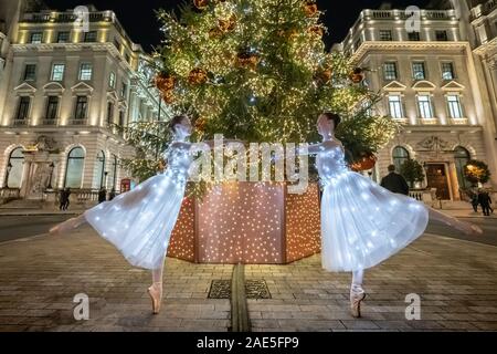 Londres, Royaume-Uni. 6 Décembre, 2019. Danseurs de Ballet Company de sémaphore effectuer à allumé la lumière à côté de robes de fées St James's Christmas Tree on Lower Regent Street. Les danseurs (L-R) Amy Davies et Jasmine Cuisine. Crédit : Guy Josse/Alamy Live News Banque D'Images