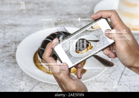 Nutrition L'alimentation, la technologie de numérisation et d'alimentation saine de vie. un homme à l'aide de smart mobile phone contrôle sur la nutrition Banque D'Images