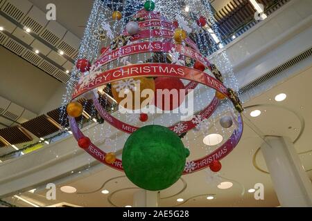 Centre commercial à plusieurs niveaux intérieurs décorés de Noël Décoration à Beijing, Chine.Shopping mall décorée pour Joyeux Noël et Nouvel An. Décembre 25th, 2019 Banque D'Images