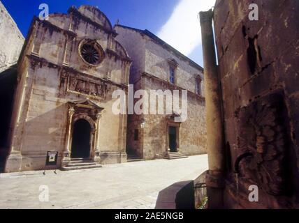 Église de St Sauveur et de grande fontaine d'Onofrio, Placa Stradun, la vieille ville de Dubrovnik, Croatie. Banque D'Images