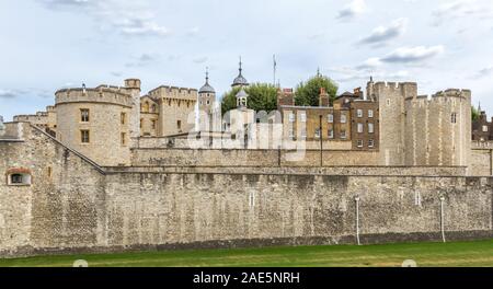 Londres - 05 septembre 2019 : murs extérieurs de la Tour de Londres sur un bel après-midi, 05 Septembre, 2019 Londres Banque D'Images