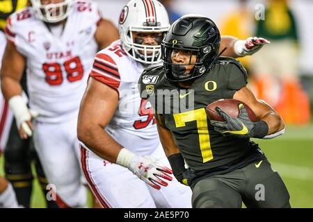 Santa Clara, Californie, États-Unis. 06 Dec, 2019. Oregon Ducks d'utiliser de nouveau CJ Verdell (7) au cours de la PAC-12 Football Championship match entre les Utah Utes et l'Oregon Ducks à Levi's Stadium à Santa Clara, en Californie. Chris Brown/CSM/Alamy Live News Banque D'Images