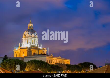 Messine, Sicile Italie. Le dôme de l'église de Cristo Re surplombant la ville illuminée la nuit. Belle photo du monument en Sicile. Banque D'Images