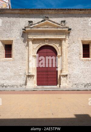 Du côté du mur et l'entrée de la cathédrale de Carthagène dans la vieille ville de Cartagena, Colombie. Banque D'Images