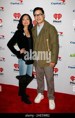 INGLEWOOD, CA - 06 DÉCEMBRE : Jae Suh et Randall Park assister à la radio KIIS 102.7 FM Jingle Ball 2019 présentée par Capital One au Forum le 06 décembre 2019 à Inglewood, Californie. Photo : CraSH/imageSPACE/MediaPunch Banque D'Images