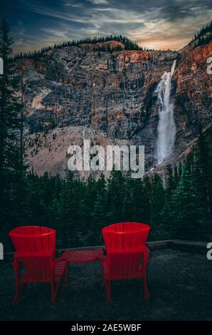 Deux des chaises disposés en plein air avec vue sur les chutes Takakkaw, dans le parc national Banff en Alberta Banque D'Images