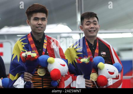 Manille, Philippines. 06 Dec, 2019. La Malaisie, représenté par le ministère de la VIF et Hoo Kok Leong Lim, chevrons, les Philippines, représenté par Alvin Barbero et Jefrey Roda, trois casiers à un score à la médaille d'or chez les hommes tournoi doubles Snooker de la 30e Jeux d'Asie du Sud Est. (Photo par Dennis Jerome Acosta/Pacific Press) Credit : Pacific Press Agency/Alamy Live News Banque D'Images