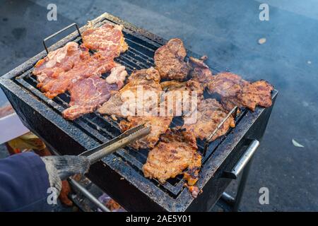 Porc grillé au barbecue, la viande cuite à l'aide de méthode Porc grillé au barbecue, la viande cuite à l'aide de méthode
