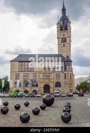 Hôtel de ville de Rathaus et balles de différentes tailles faisant partie de la sculpture à markltplatz Dessau Saxe-Anhalt Allemagne. Banque D'Images