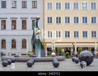 Sculpture moderne en bronze et plastique et fontaine à Markltplatz Dessau Saxe-Anhalt Allemagne. Banque D'Images